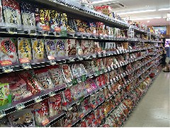 超市货架有助于超市产品归类摆放